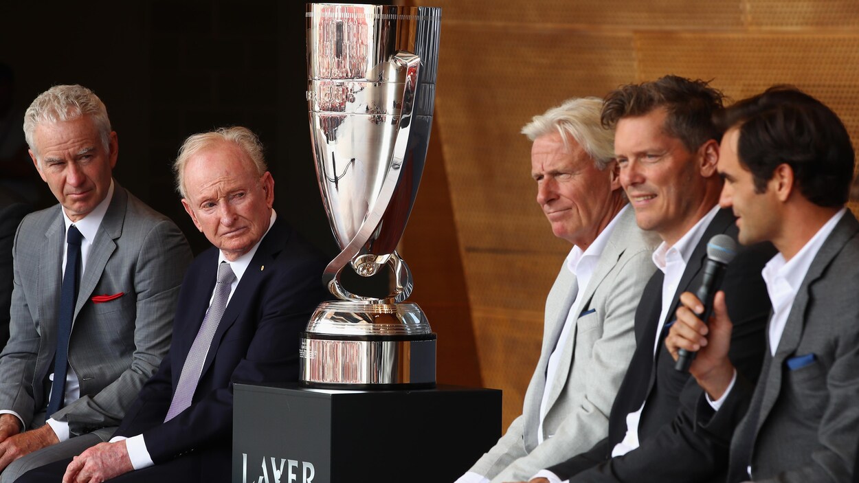 Roger Federer répond à une question lors de la présentation des équipes à Chicago. À gauche du trophée, l'Australien Rod Laver.