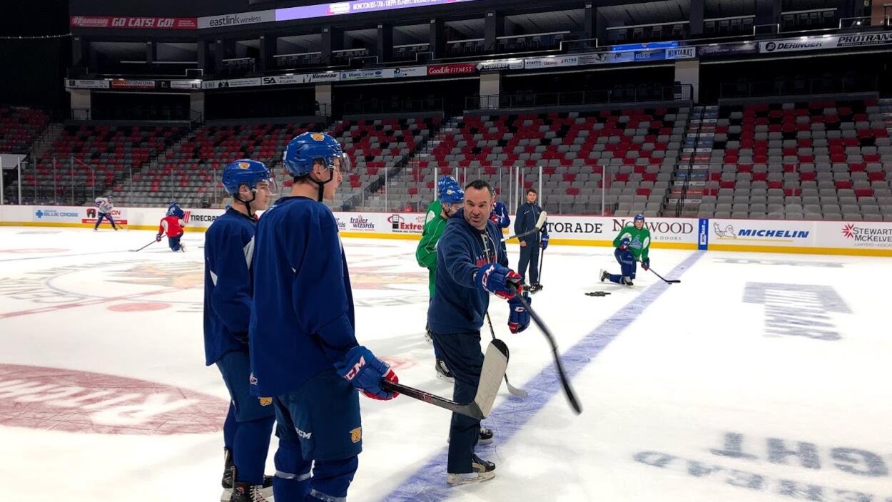 L'entraîneur montre un jeu à deux joueurs de hockey