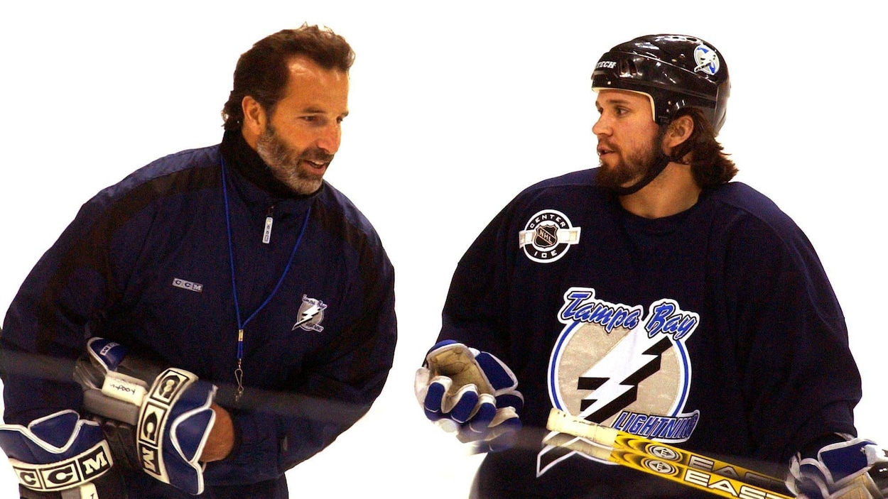 John Tortorella et Martin St-Louis discutent lors d'un entraînement pendant la finale de la Coupe Stanley en 2004, entre le Lightning de Tampa Bay et les Flames de Calgary.