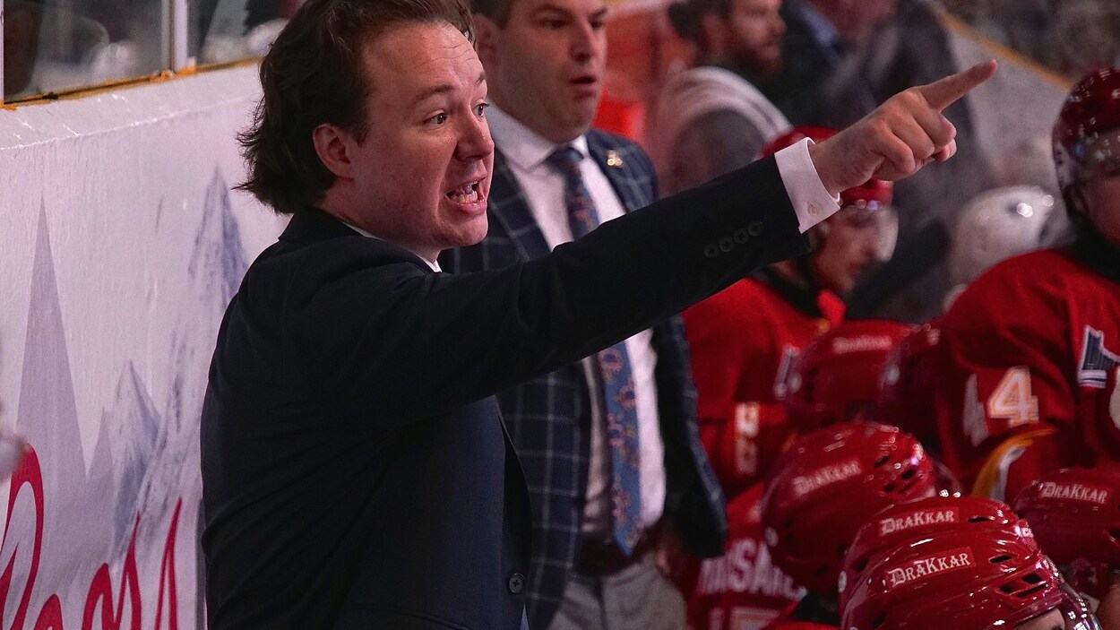 L’entraîneur-chef du Drakkar de Baie-Comeau, Jon Goyens, en pleine action pendant un match