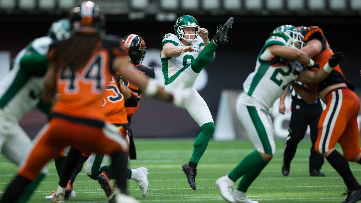 Jon Ryan en train d'effectuer un botté de dégagement dans un match contre les Lions de la Colombie-Britannique.