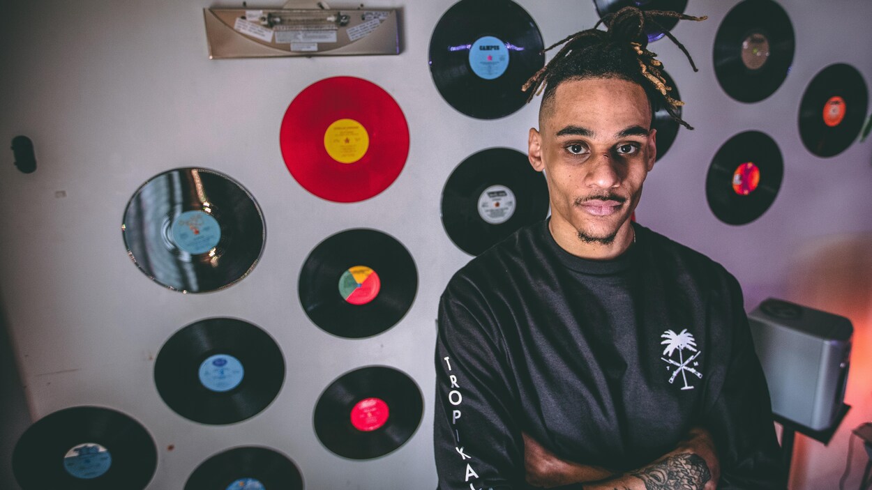 Jonathan-Ismaël Diaby chez lui, devant un mur sur lequel ont été fixés des disques vinyle. Jonathan-Ismaël Diaby chez lui, devant un mur sur lequel ont été fixés des disques vinyle.