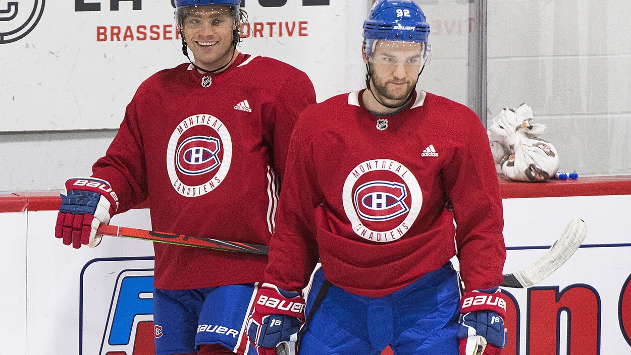 Deux joueurs du Canadien attendent leur tour avant un exercice.