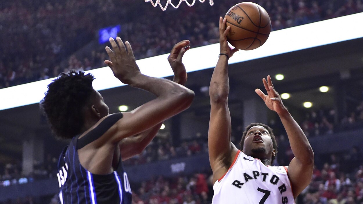 Jonathan Isaac (no 1) et Kyle Lowry (no 7)