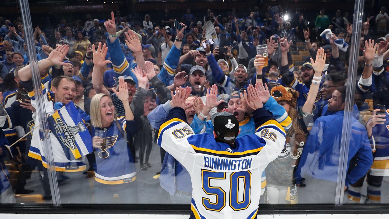 Jordan Binnington célèbre la conquête de la Coupe Stanley avec des partisans des Blues.