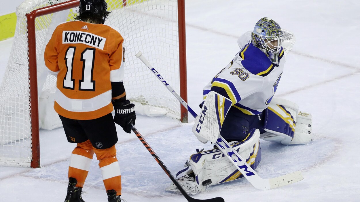 Jordan Binnington fait un arrêt face à Travis Konecny.