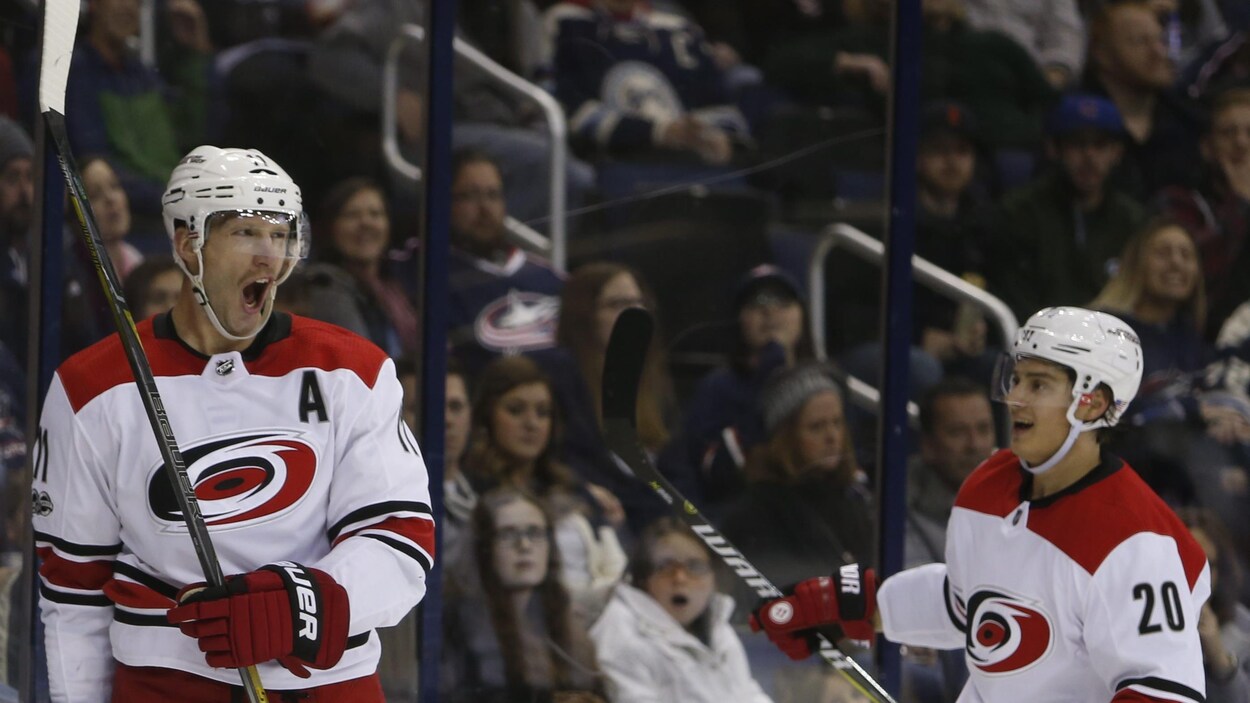 Jordan Staal et Sebastian Aho Jordan Staal et Sebastian Aho