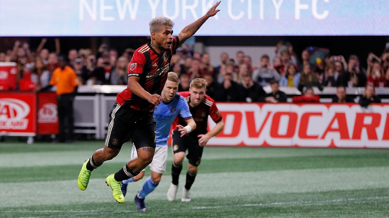 Josef Martinez fait un bond avant de convertir un tir de pénalité contre le New York City FC Josef Martinez fait un bond avant de convertir un tir de pénalité contre le New York City FC