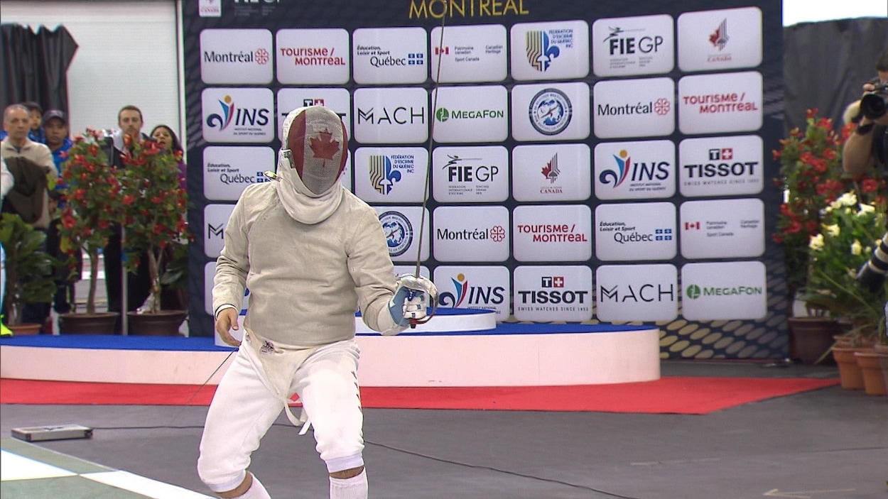 Il est en garde avant un duel.