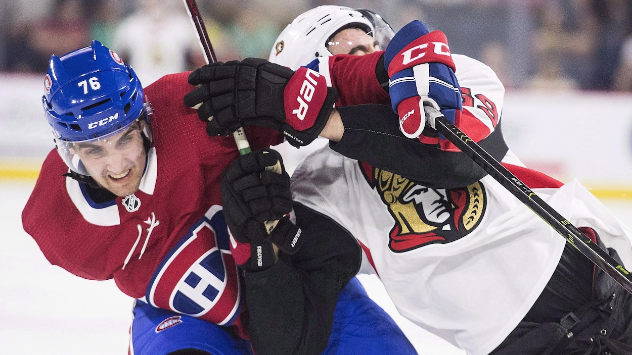 Deux joueurs se bousculent.