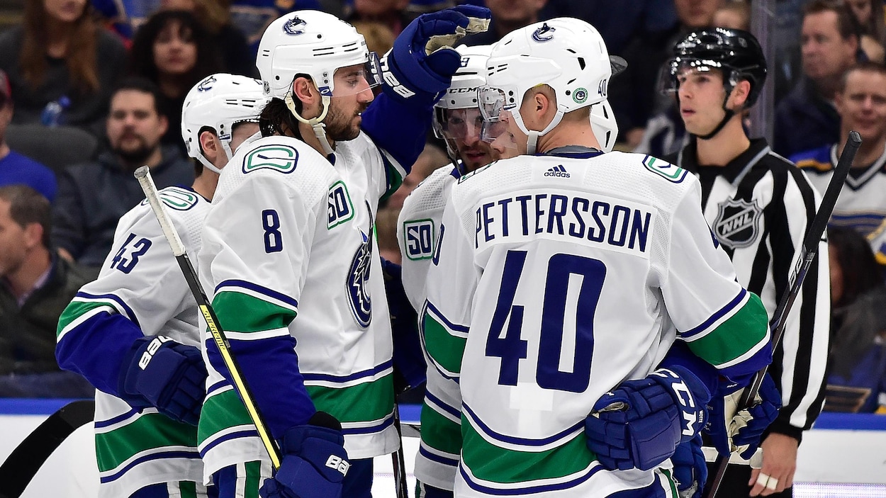 Il est félicité par Christopher Tanev (no 8) et Elias Pettersson (no 40).