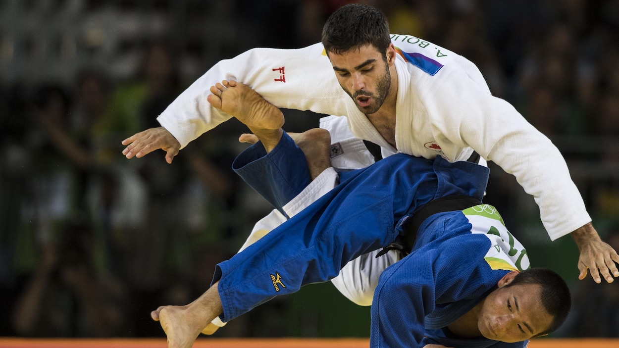 Le Québécois Antoine Bouchard se bat contre le Japonais Masashi Ebinuma.