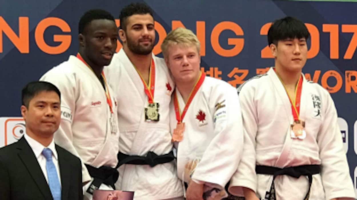 De gauche à droite sur le podium, les Canadiens Benjamin Kendrick, Mohab El-Nahas et Louis Krieber-Gagnon