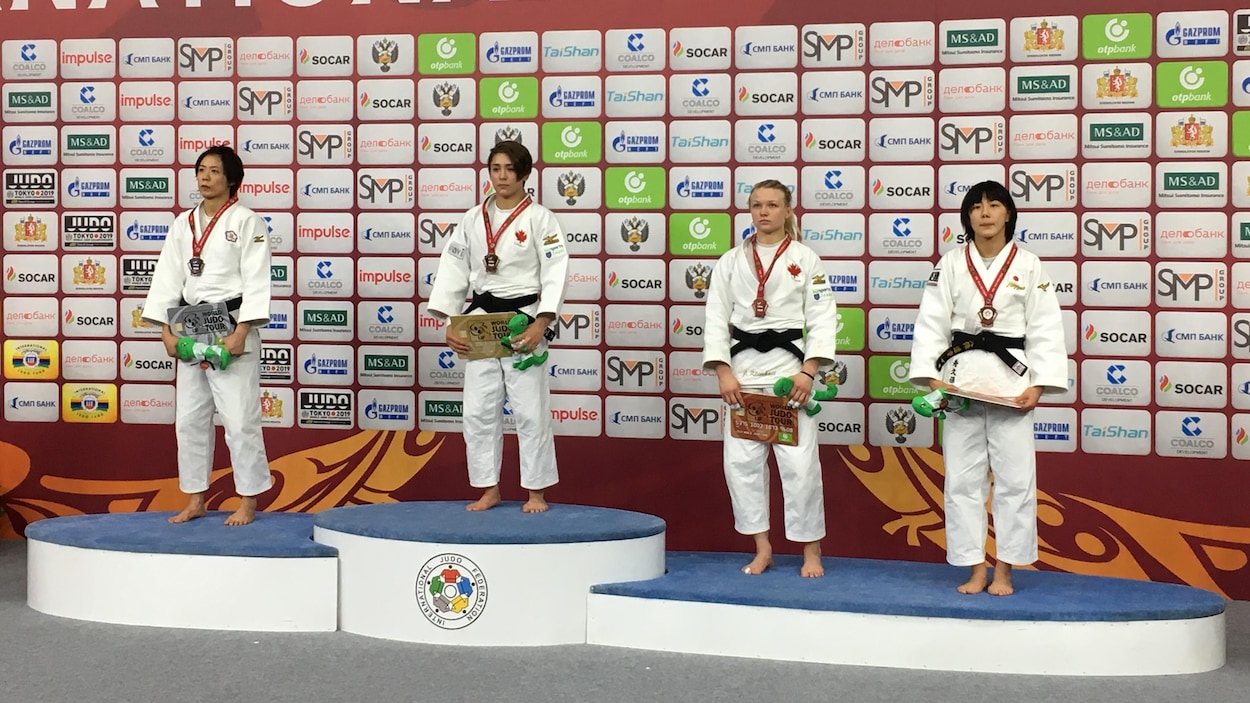 Christa Deguchi (deuxième à gauche) et de Jessica Klimkait (deuxième à droite) sur le podium en Russie