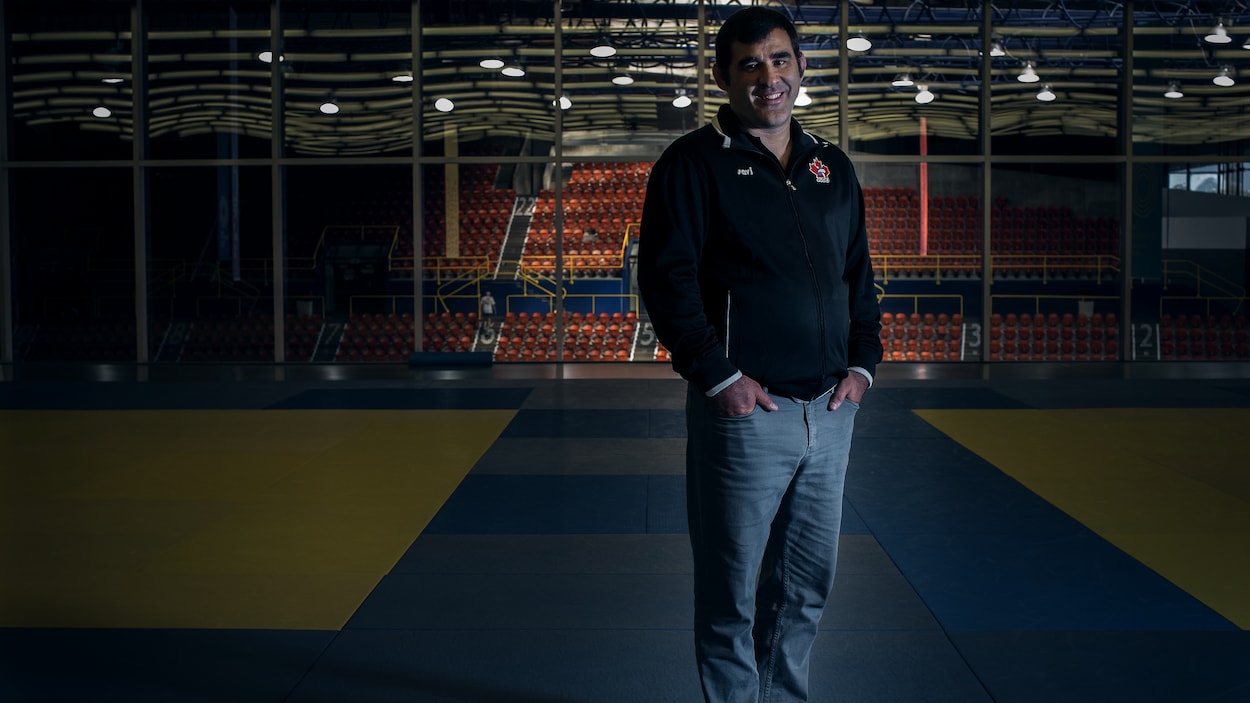 Nicolas Gill se tient debout dans le dojo de l'Institut national du sport. Nicolas Gill se tient debout dans le dojo de l'Institut national du sport.