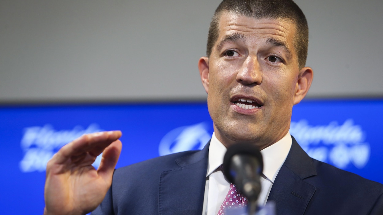 Gros plan d'un homme en point de presse