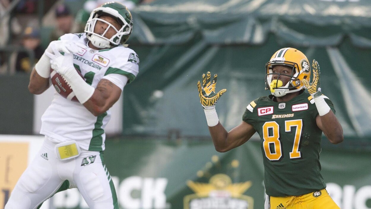 Justin Cox intercepte une passe face aux Eskimos. Justin Cox intercepte une passe face aux Eskimos.