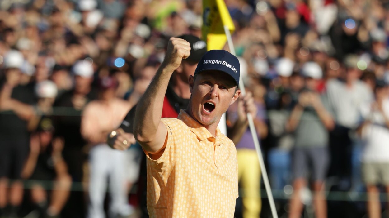 Justin Rose célèbre au 18e trou après sa victoire à Torrey Pines.