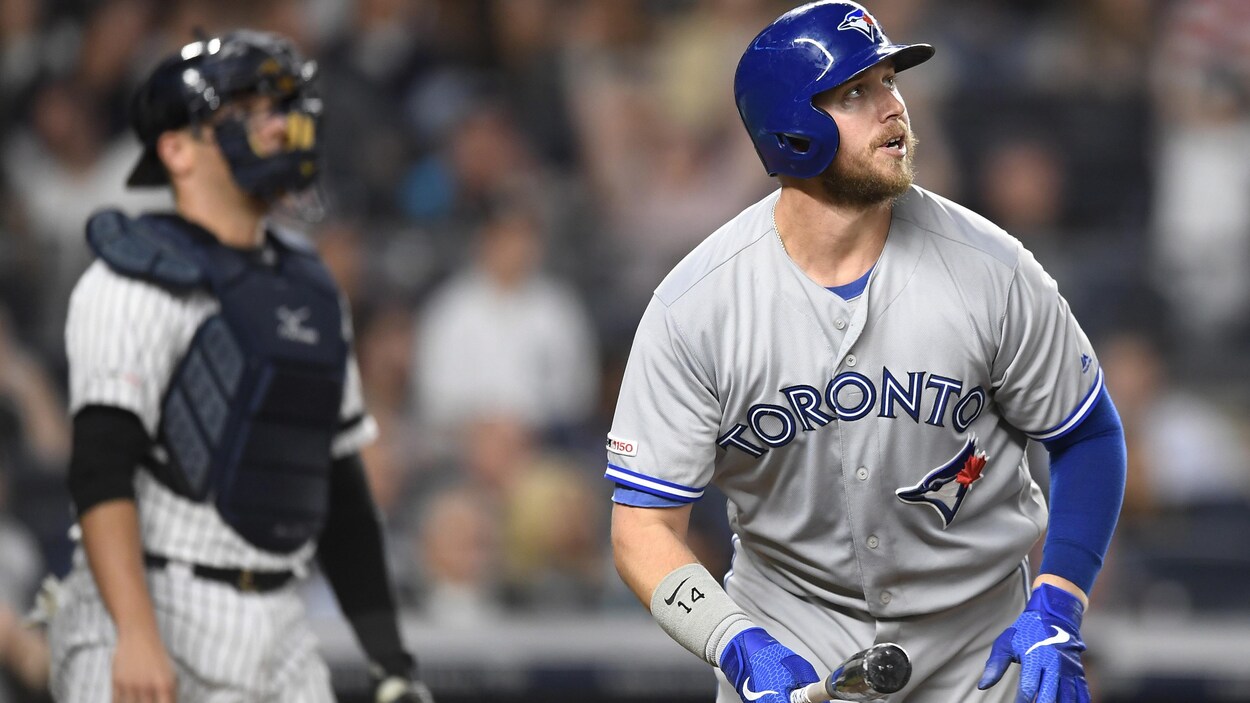 Justin Smoak regarde au loin, en direction de sa balle, après l'avoir frappée.