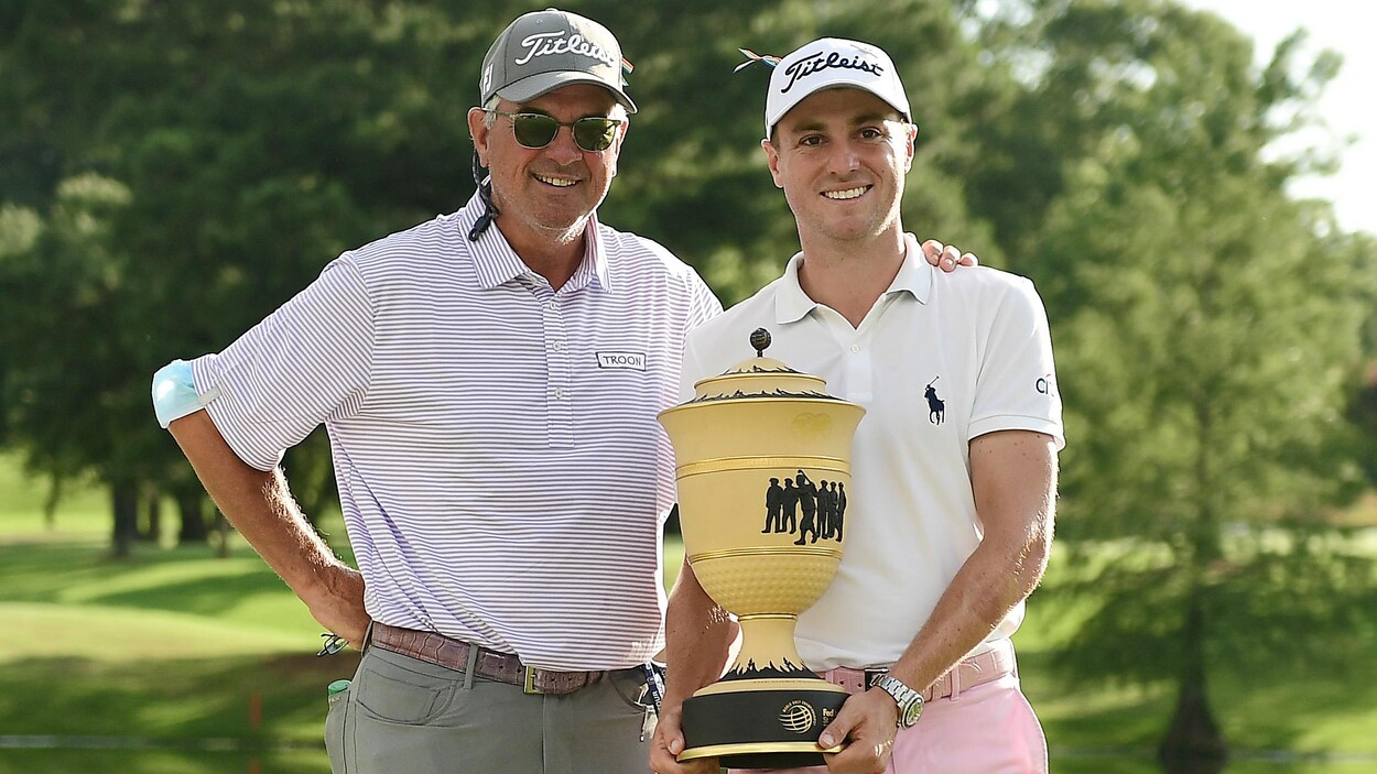 Ils posent avec un trophée.