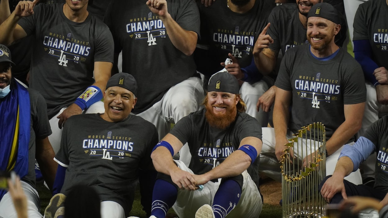 Les joueurs sourient pendant la photo traditionnelle des champions.