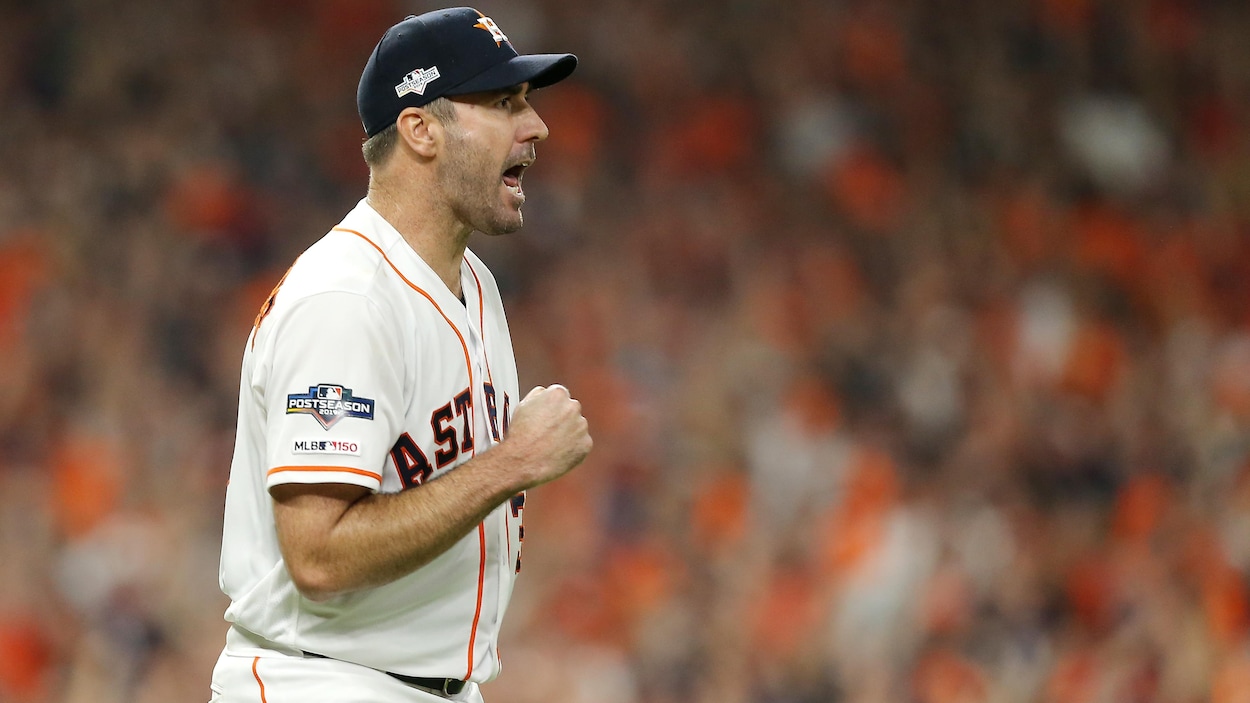 Justin Verlander serre le poing droit.