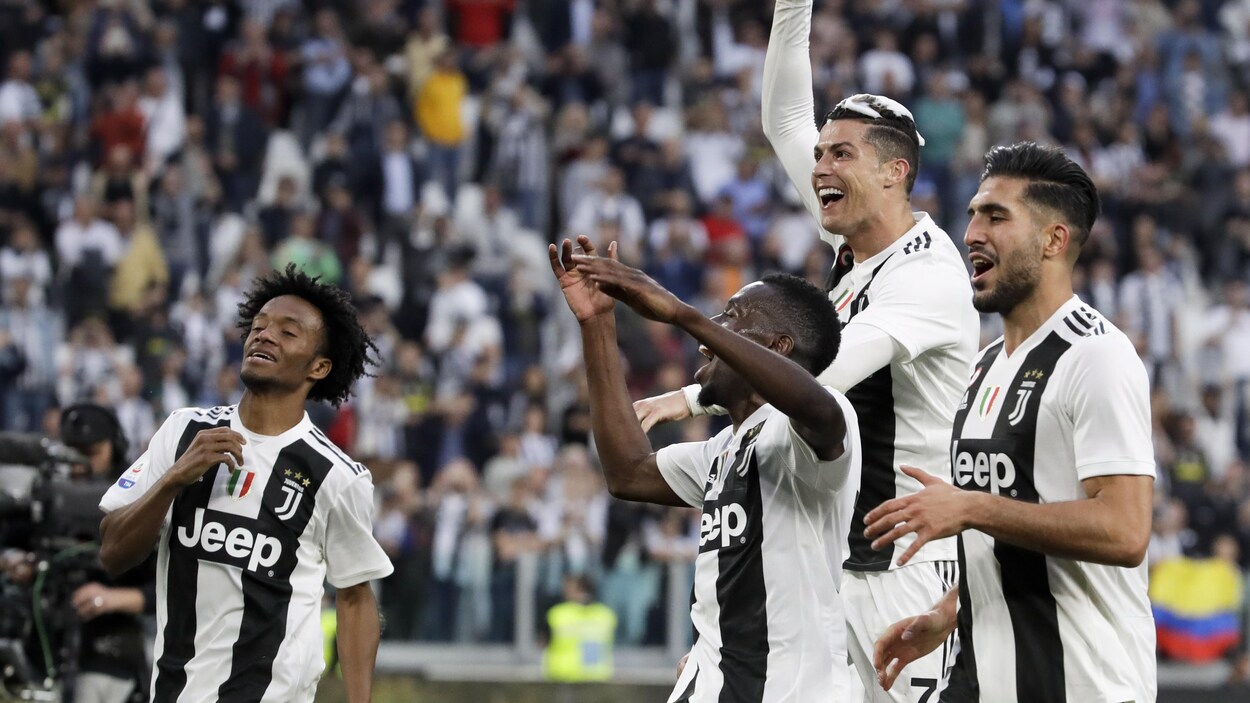 De gauche à droite, Juan Cuadrado, Cristiano Ronaldo, Blaise Matuidi and Emre Can célèbre le championnat de la Serie A remporté par la Juventus