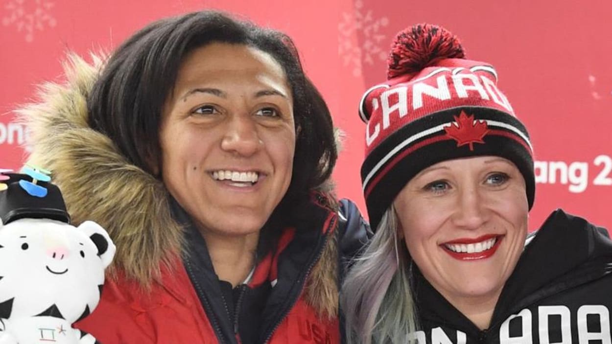 Elles saluent le public du podium. Elles saluent le public du podium.