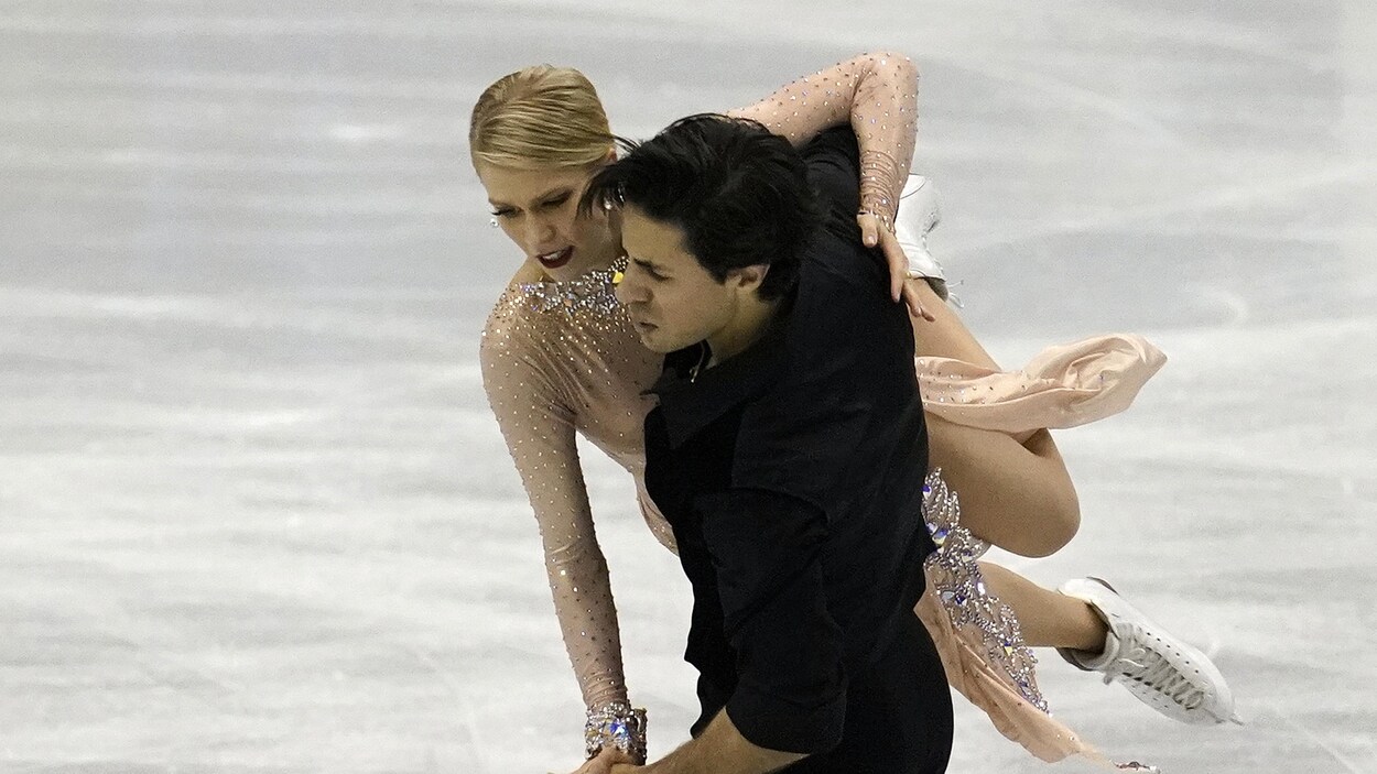 Andrew Poje soulève Kaitlyn Weaver lors de leur chorégraphie.