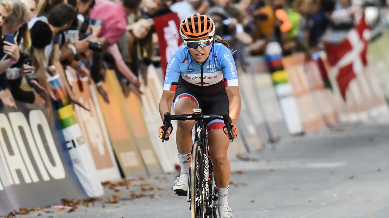 Vêtue de son maillot canadien, elle est en action sur son vélo