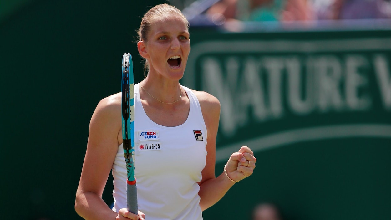 Karolina Pliskova célèbre sa victoire au tournoi d'Eastbourne.