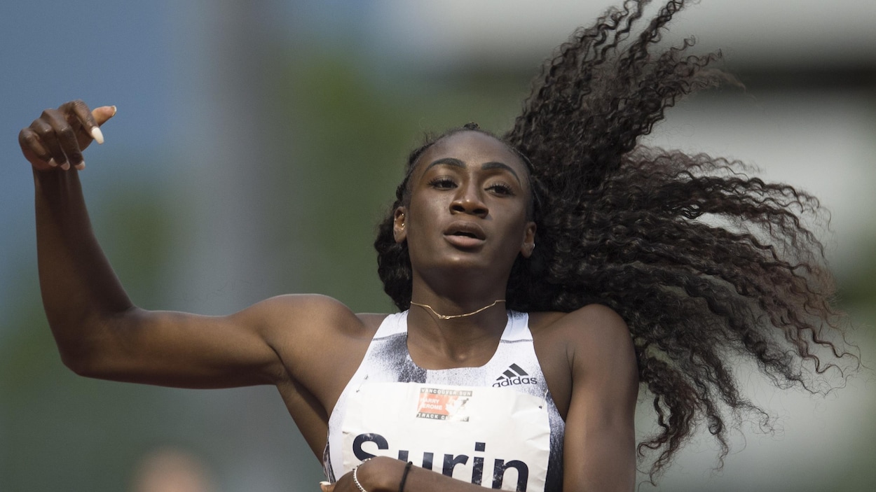 Elle est à l'arrivée du 400 m à la rencontre d'athlétisme Harry Jerome, à Burnaby, en Colombie-Britannique.