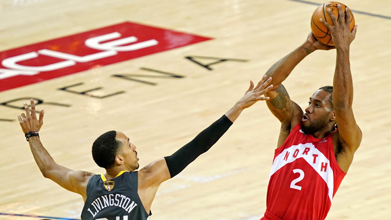 Kawhi Leonard (à droite) tente de prendre un tir malgré la présence du garde Shaun Livingston.