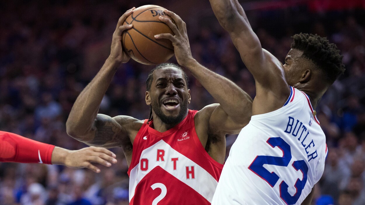 Kawhi Leonard (au centre) est ennuyé par le garde des 76ers Jimmy Butler.