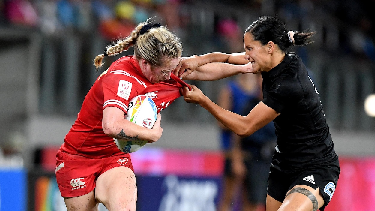 Elles s'agrippent par le maillot.