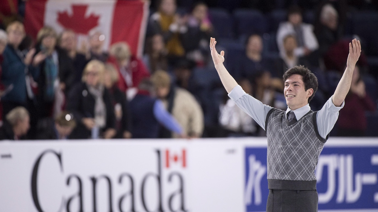 Le Canadien Keegan Messing salue la foule après son programme aux Internationaux Patinage Canada.