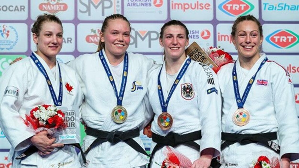 Kelita Zupancic (à gauche) souriante sur le podium du Grand Prix d'Antalya avec les autres médaillées