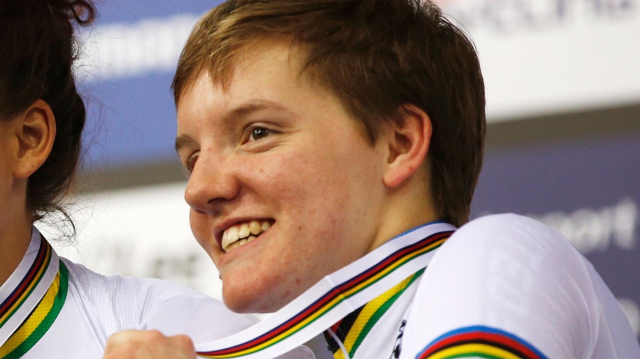 Kelly Catlin sur le podium avec ses coéquipières à Londres en 2016.