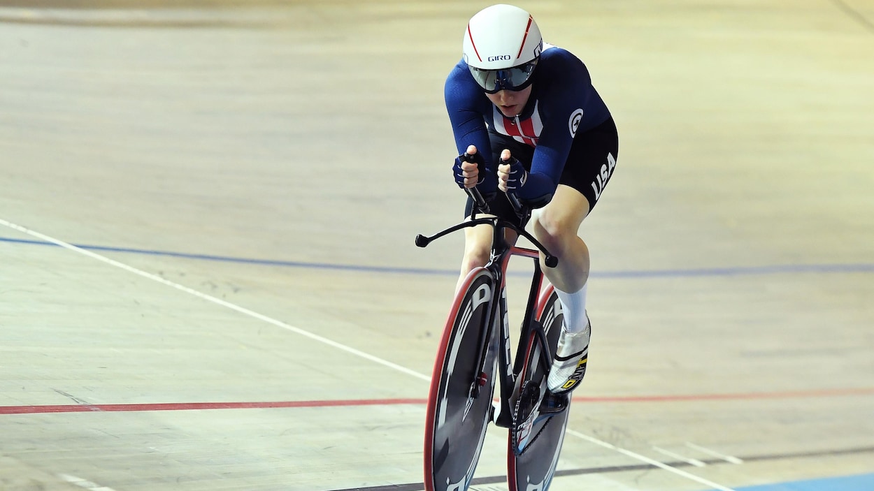 Elle roule au bas de la piste.