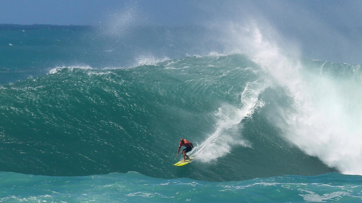 Le surfeur professionnel Kelly Slater lors d'une compétition à Hawaï