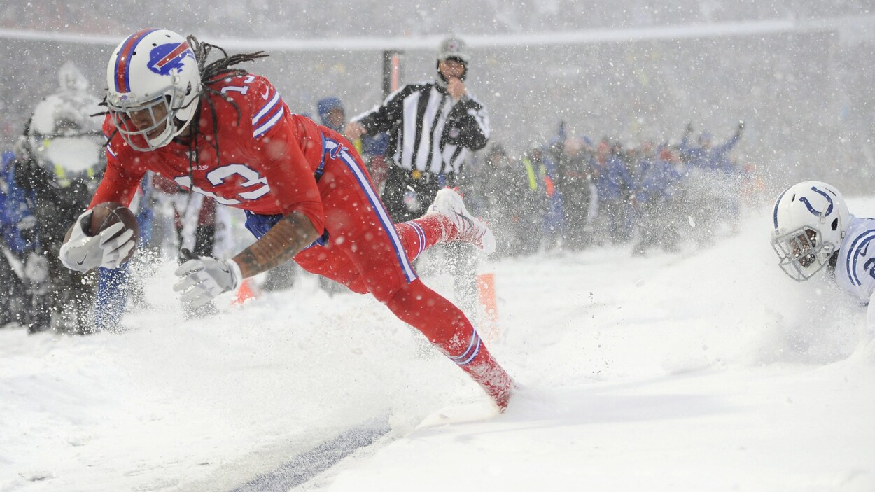 Kelvin Benjamin marque un touché dans la neige. Kelvin Benjamin marque un touché dans la neige.