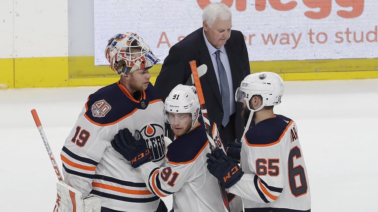 Ken Hitchcock déambule sur la glace de San José après sa première victoire avec les Oilers, alors que Drake Caggiula, Mikko Koskinen et Cooper Marody célèbrent leur succès. Ken Hitchcock déambule sur la glace de San José après sa première victoire avec les Oilers, alors que Drake Caggiula, Mikko Koskinen et Cooper Marody célèbrent leur succès.