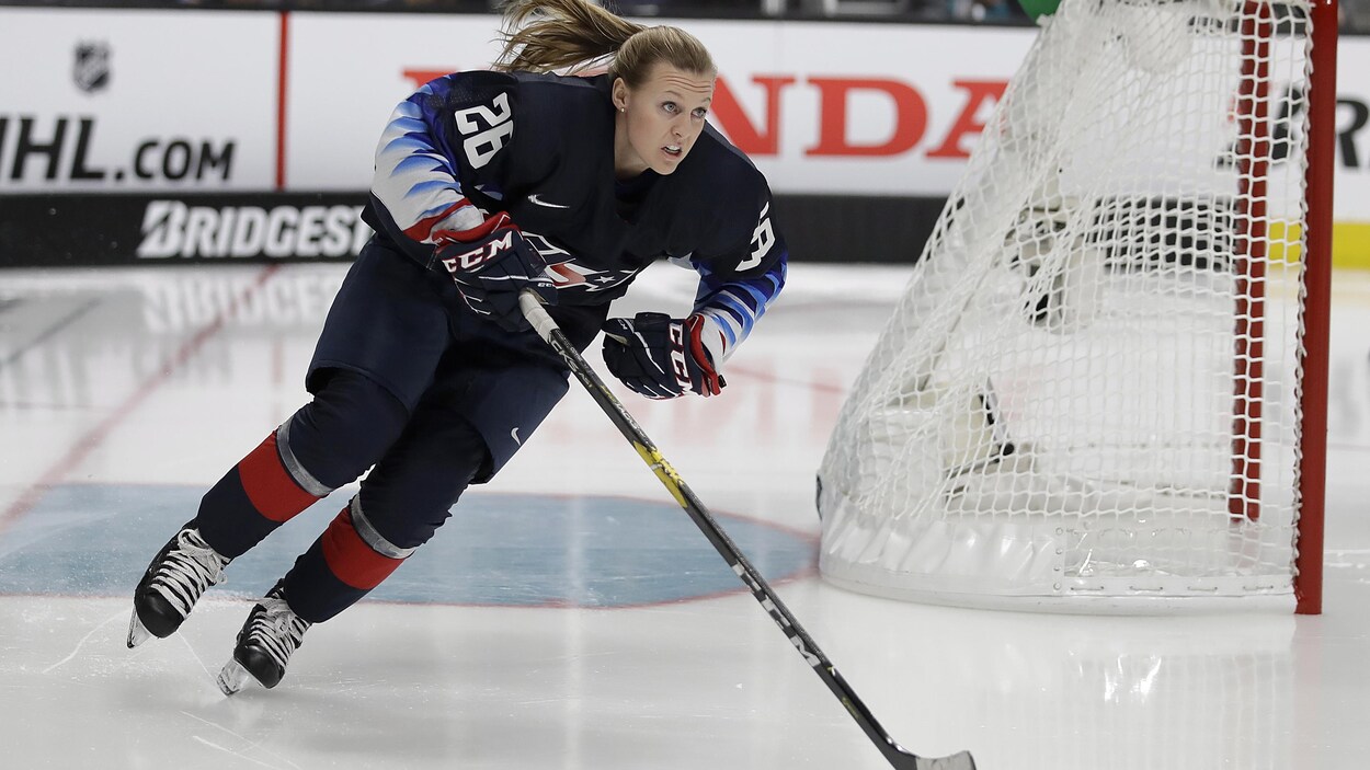 Elle contourne le filet dans le concours du patineur le plus rapide au match des étoiles de la LNH.