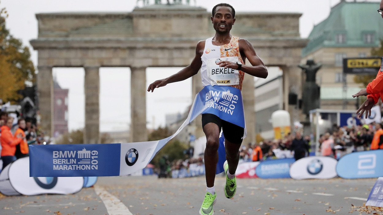 Il franchit le fil d'arrivée du marathon de Berlin en septembre 2019.