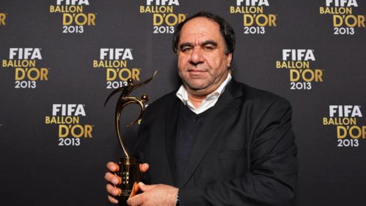 Il pose avec le trophée.