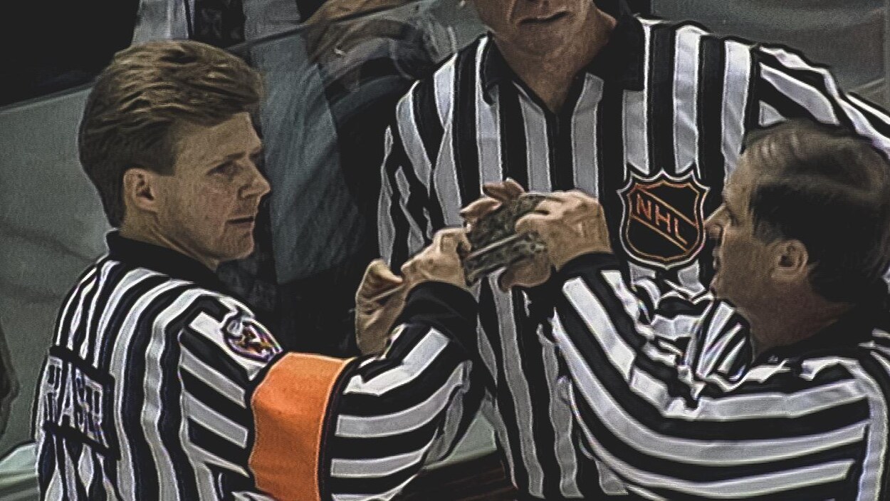 Kerry Fraser (gauche) mesure la courbure de la lame du bâton de Marty McSorley, des Kings de Los Angeles, le soir du 3 juin 1993, au Forum de Montréal. Kerry Fraser (gauche) mesure la courbure de la lame du bâton de Marty McSorley, des Kings de Los Angeles, le soir du 3 juin 1993, au Forum de Montréal.