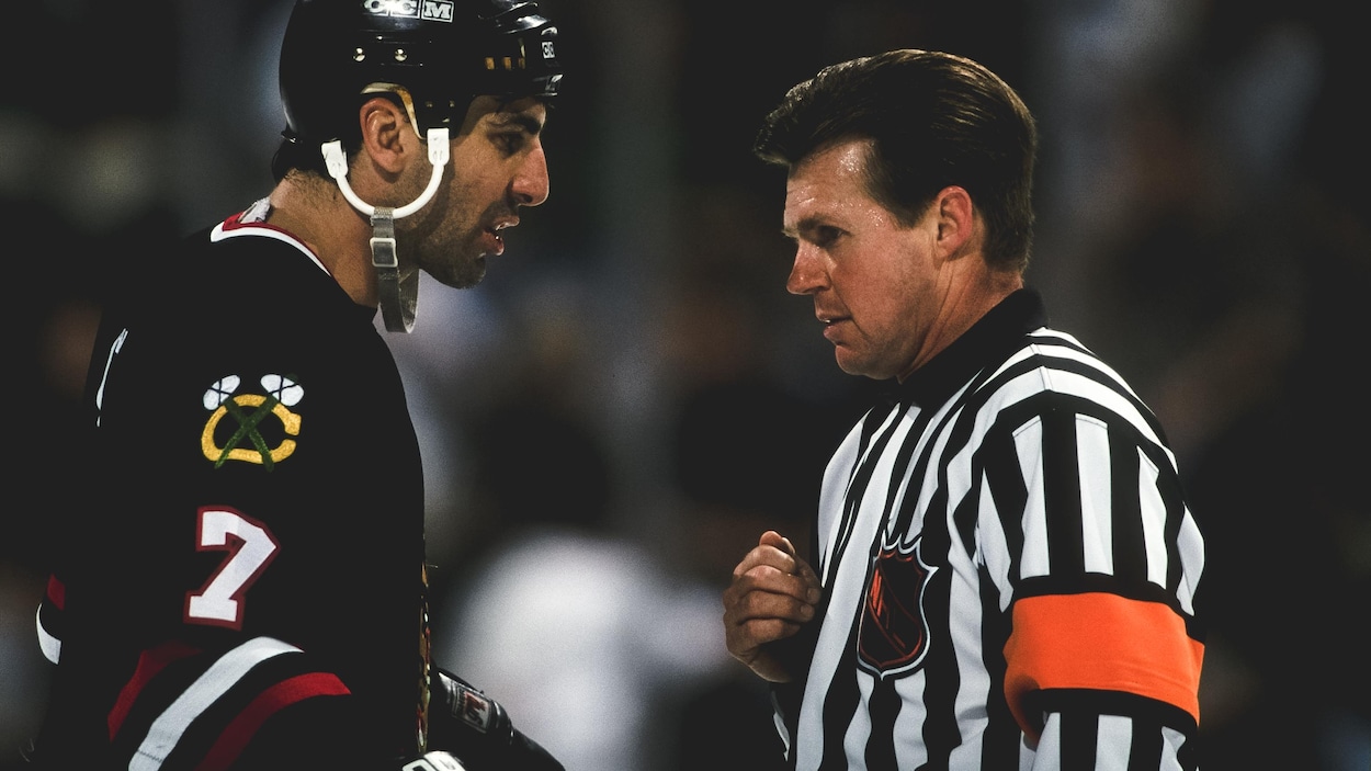 Kerry Fraser discute avec Chris Chelios, capitaine des Blackhawks de Chicago, au printemps 1998. Kerry Fraser discute avec Chris Chelios, capitaine des Blackhawks de Chicago, au printemps 1998.