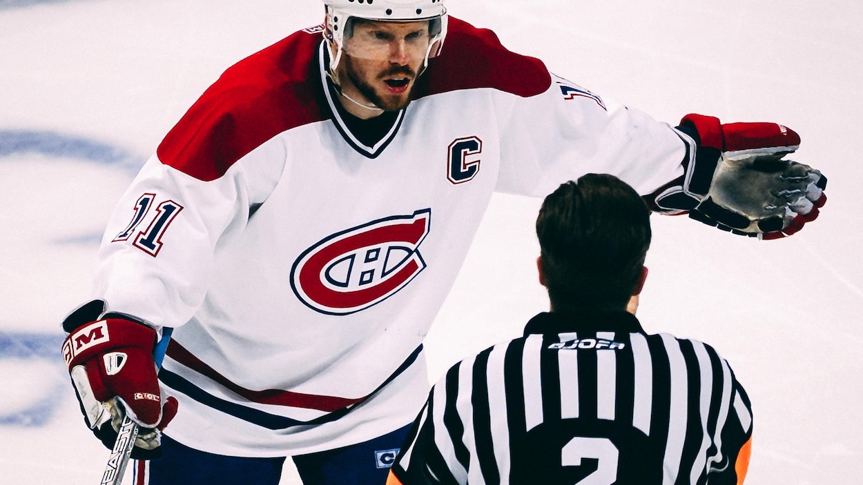 Saku Koivu, capitaine du Canadien de Montréal, conteste une pénalité décernée par Kerry Fraser pendant un match éliminatoire contre les Hurricanes de la Caroline, au printemps 2002.
SB/ME - RP3DRHZAHYAA Saku Koivu, capitaine du Canadien de Montréal, conteste une pénalité décernée par Kerry Fraser pendant un match éliminatoire contre les Hurricanes de la Caroline, au printemps 2002.
SB/ME - RP3DRHZAHYAA