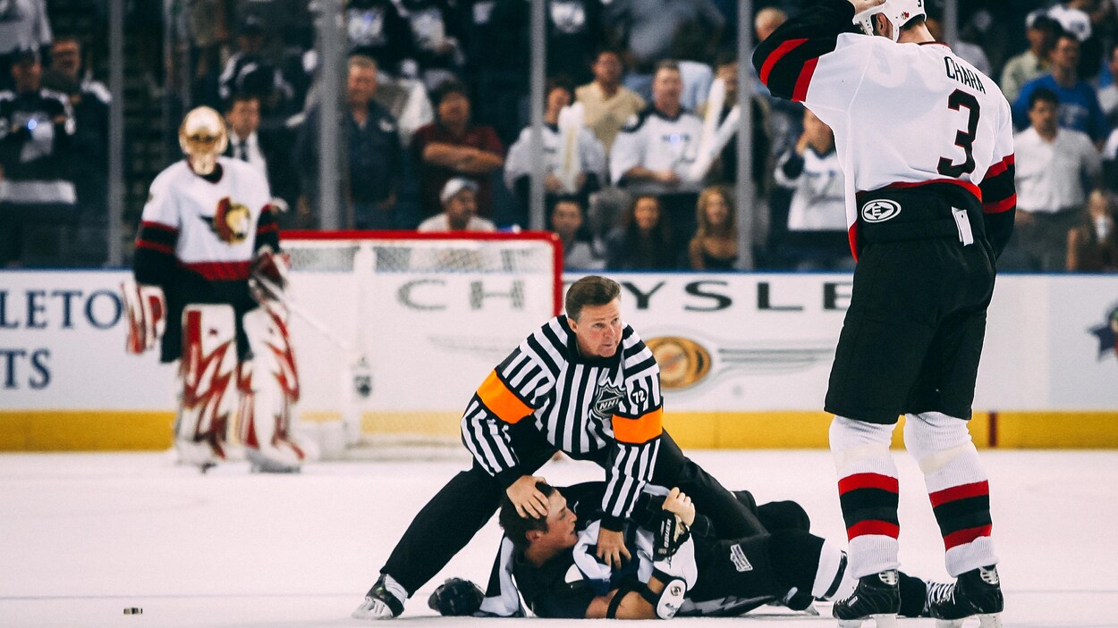 Kerry Fraser protège Vincent Lecavalier, du Lightning de Tampa Bay, sous les yeux de Zdeno Chara, des Sénateurs d'Ottawa, lors d'un match des séries éliminatoires, en 2006. Kerry Fraser protège Vincent Lecavalier, du Lightning de Tampa Bay, sous les yeux de Zdeno Chara, des Sénateurs d'Ottawa, lors d'un match des séries éliminatoires, en 2006.