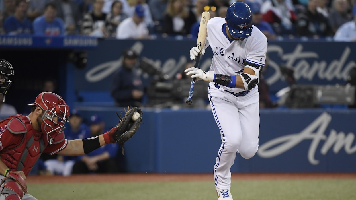 Kevan Smith (no 44) et Lourdes Gurriel fils (no 13)